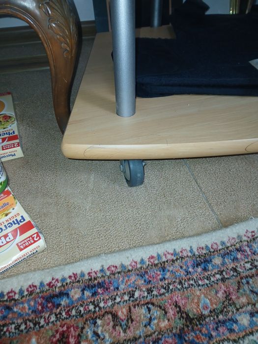 Стіл для телевізора, або інших приладів.