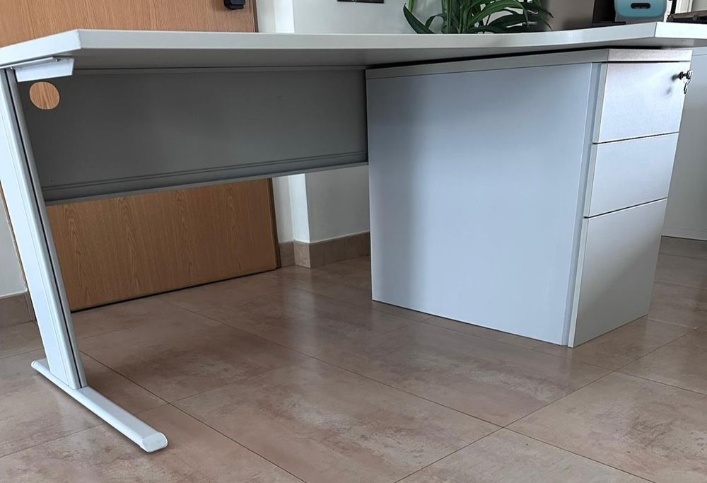 secretária com bloco de gavetas