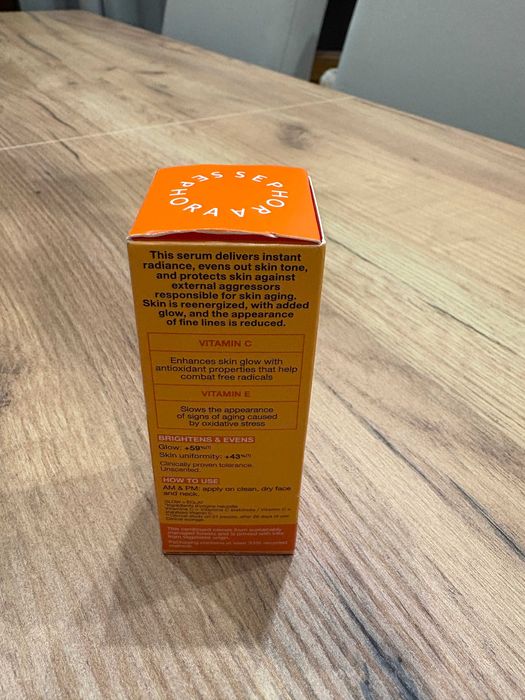 Sephora GLOW - Superserum rozświetlające z 7% witaminy C i witaminą E.