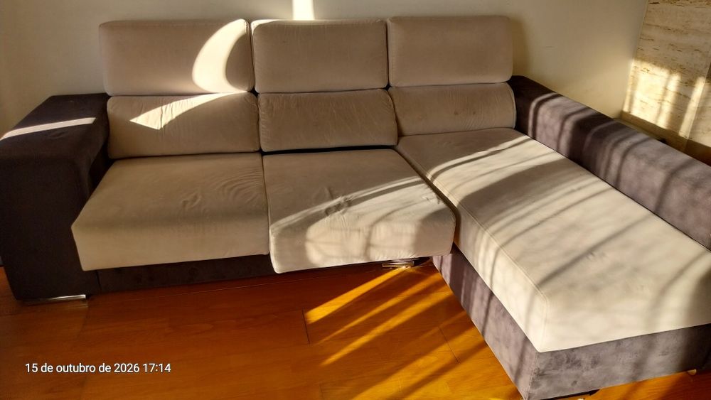 Sofá com chaise longue e arrumação