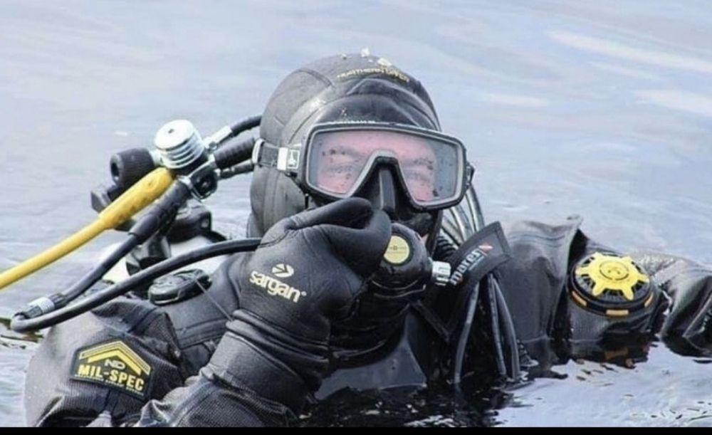 Водолаз дайвер ныряльщик. Водолазні роботи з металошукачем .