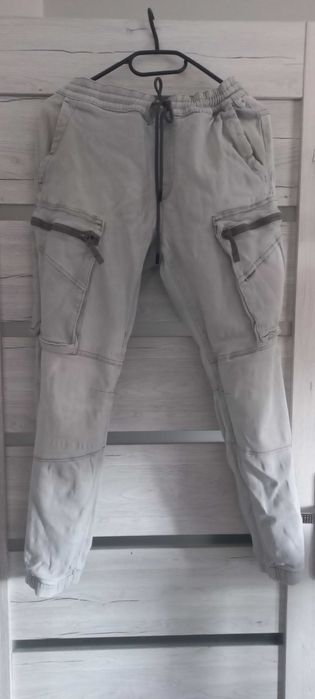 Męskie joggery cropp r32