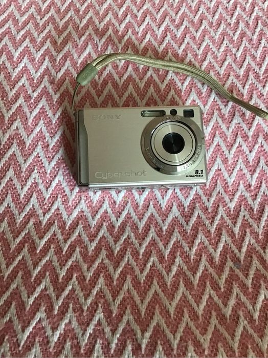 Цифровий фотоапарат Sony DSC-W90 з станцією для перегляду фото