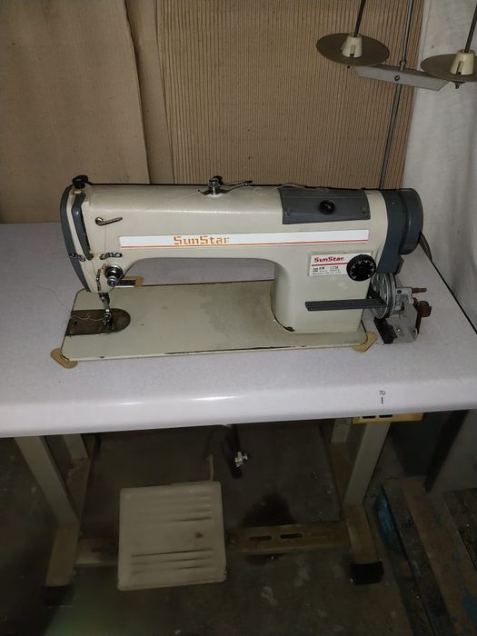 Máquina de costura industrial com motor monofásico