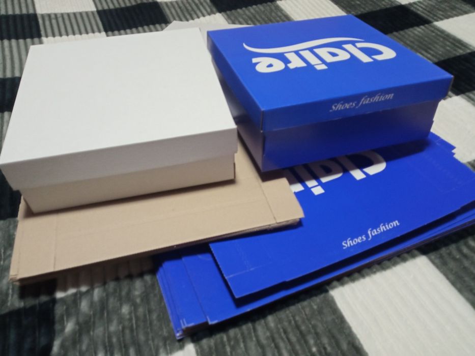 Картонні коробки 24 шт ( білі та сині.)