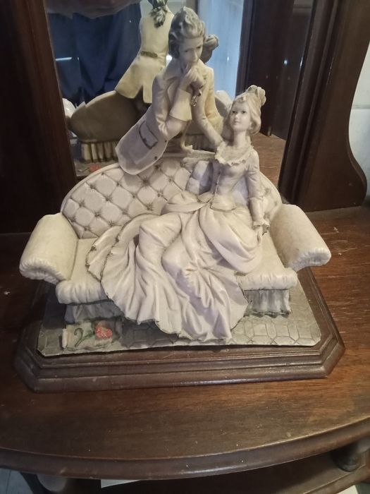 Figura / Estatueta Decorativa Clássica "Cena Galante" com Base em Madeira