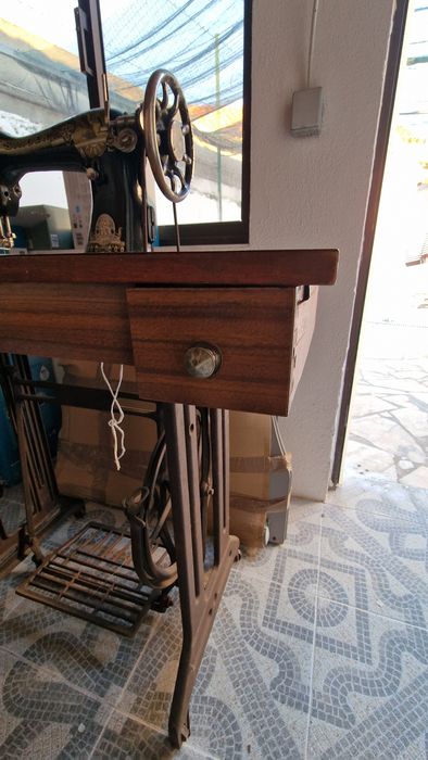 Máquina de Costura Singer antiga com móvel