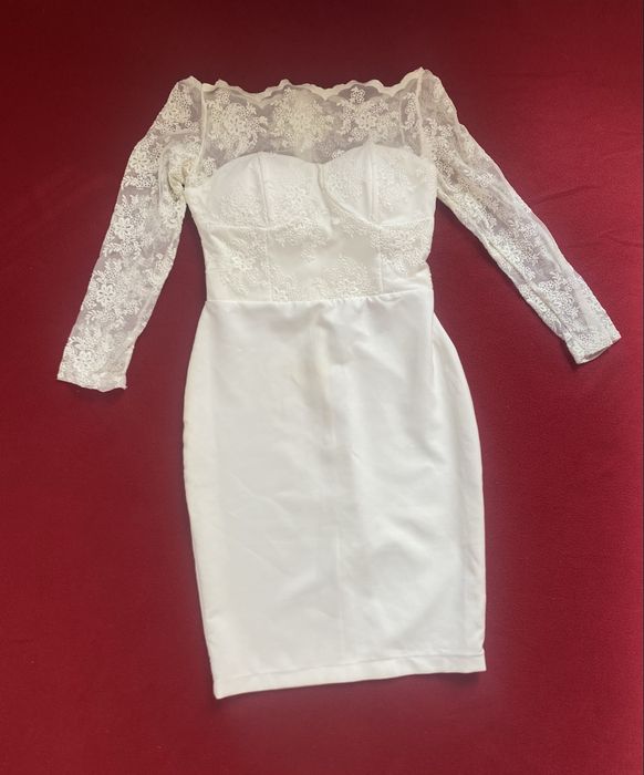 Біла сукня з кружевом
