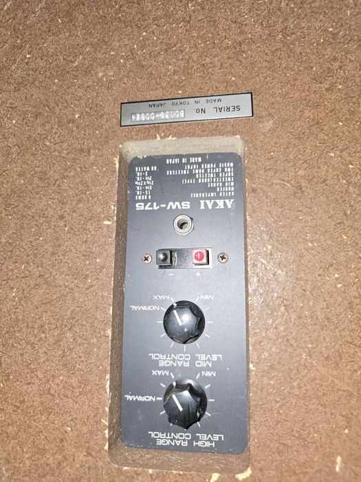2 AKAI SW-175 Speaker Columns with 6 Audio Outputs64284490259459122