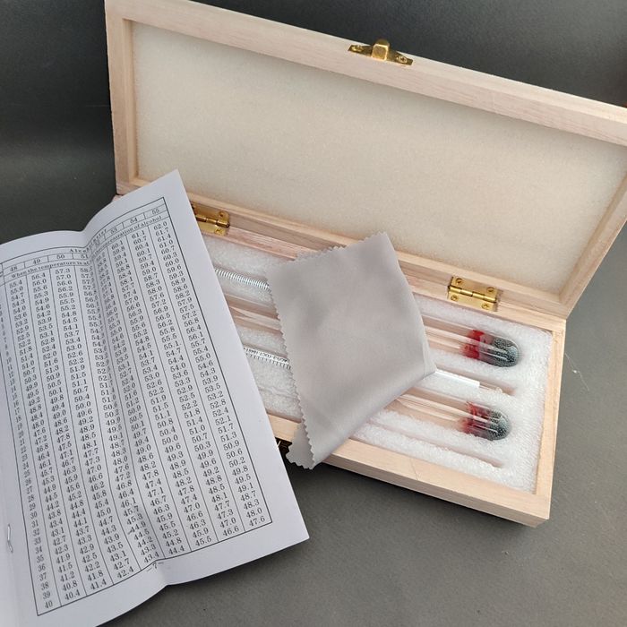 Набір спиртометрів у дерев'яному футлярі.