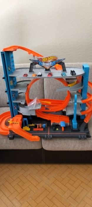 Pista hot wheels do tubarão com 6 carrinhos