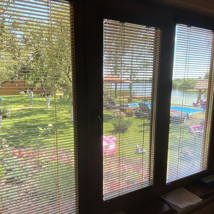 Дом с бассейном и банней на озере Мартышев. Киев. Осокорки.