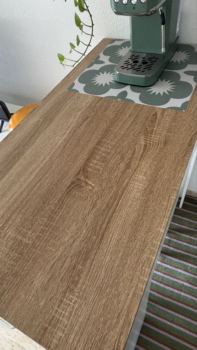 Bancada alta com arrumação + 2 bancos