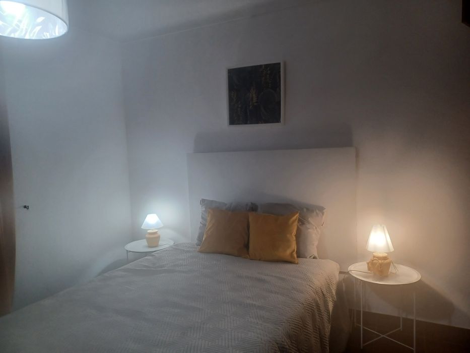 Quarto em vivenda tranquila rodeada de sol.