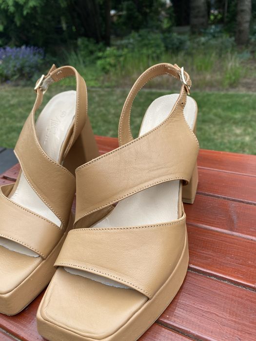 Sandały skórzane beżowe na platformie rozm. 35, obcas 10,5 cm