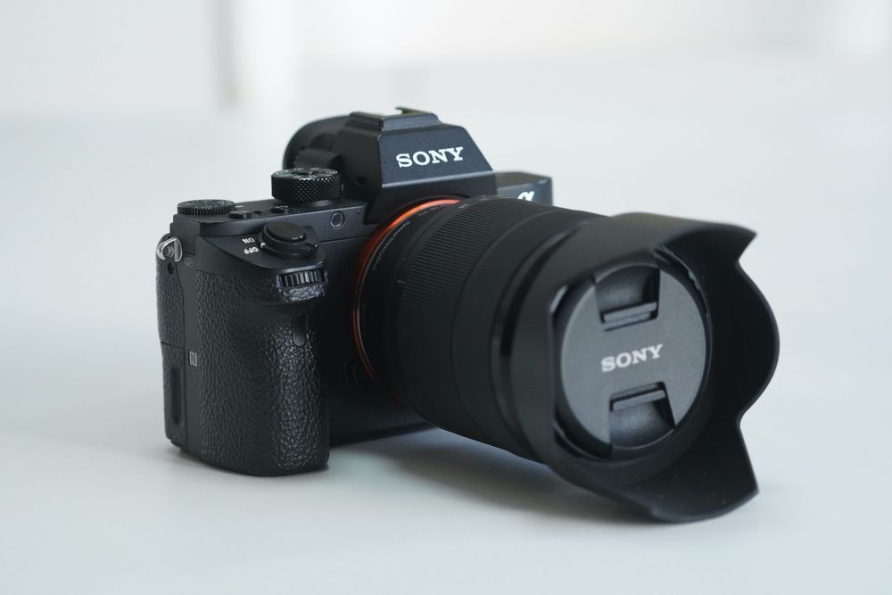 Sony A7 II + Lente 28–70mm + Acessórios | Excelente Estado