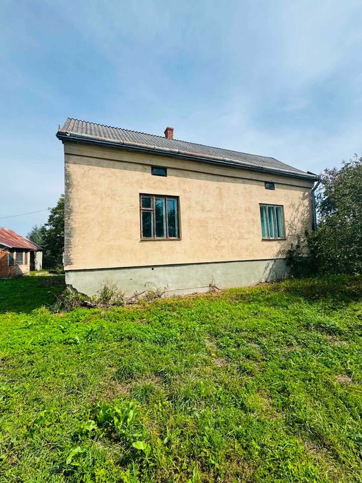 Продається просторий будинок під ремонт площею 142,5 м² у м. Комарно, Львівська область.