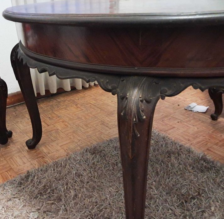 Mesa e seis cadeiras antigas para venda por mudança de casa.