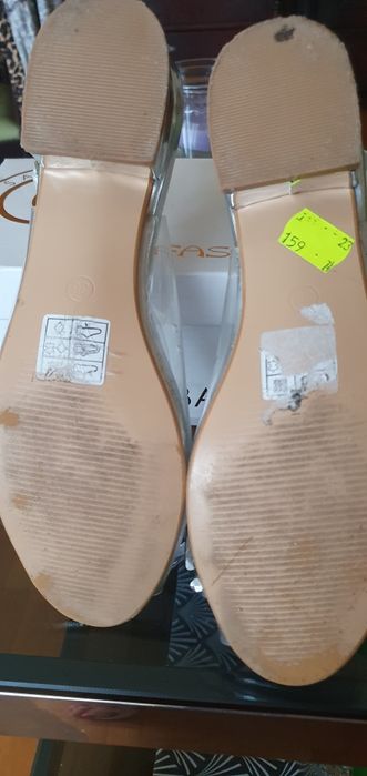 Śliczne buty silikonowe z ozdobami.