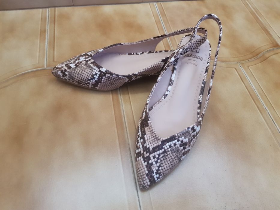 Sandálias efeito pele de cobra