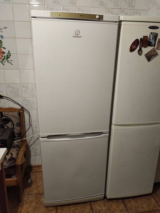Холодильник Indesit  під ремонт або на запчастини