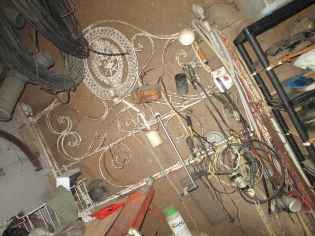 Cama de  ferro  antiga  em  bom   estado