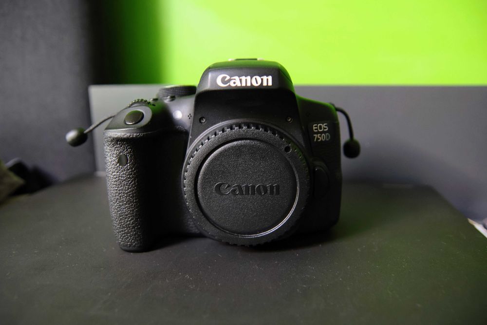 Canon EOS 750D + Obiektyw 18-55mm + 2 Baterie + Ładowarka | Zestaw
