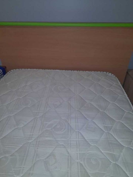 Cama em madeira com gavetões