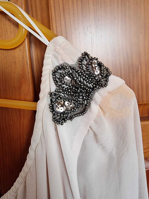 Vestido bege apenas com uma manga Bershka, tamanho S