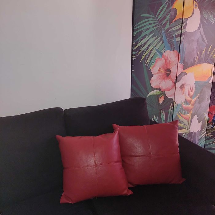 Puff grande e 3 almofadas bordeaux