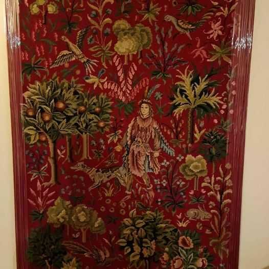 Antiga tapeçaria ricamente bordada à mão Medidas: 1,30x0,90 cm