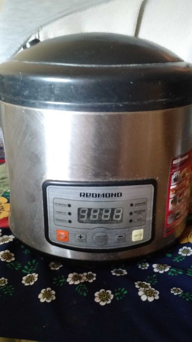 Мультиварка Redmond RMC-M4525  с чашей (под ремонт или запчасти)