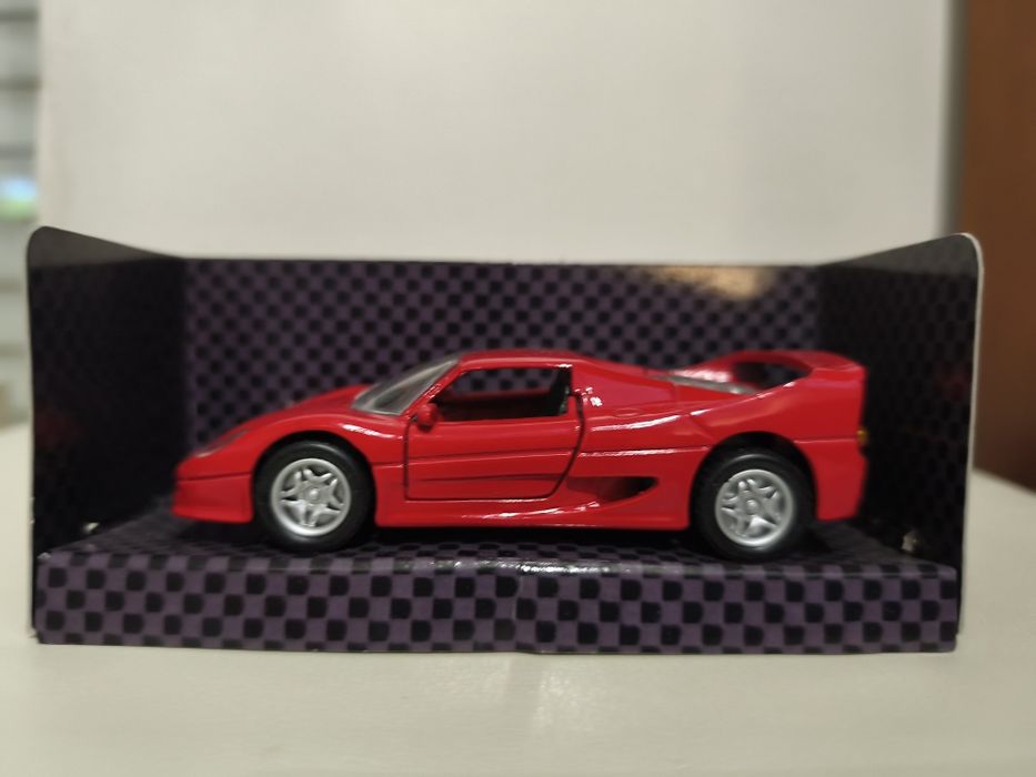 Miniaturas de 7 carros de vários tamanhos e preços