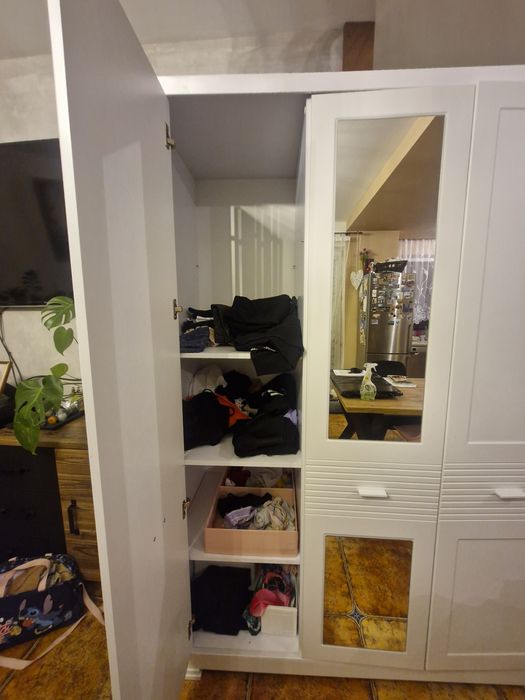 Szafa trzydrzwiowa z lustrem