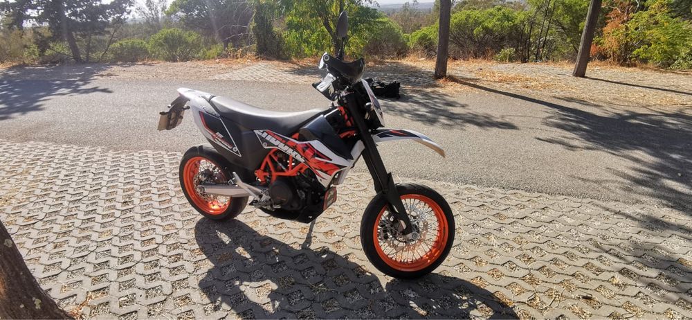 KTM 690 Enduro R Supermotard  com 57 cv,  de 2016