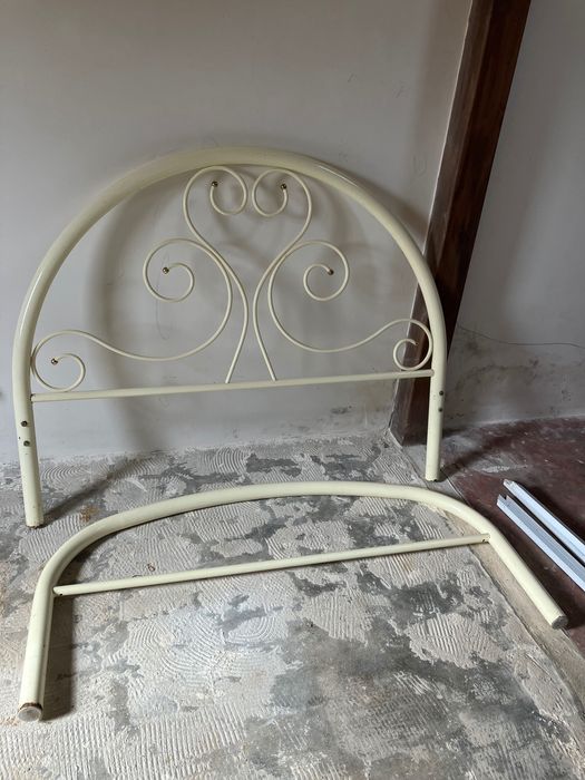 Cama vintage linda em ferro cor creme