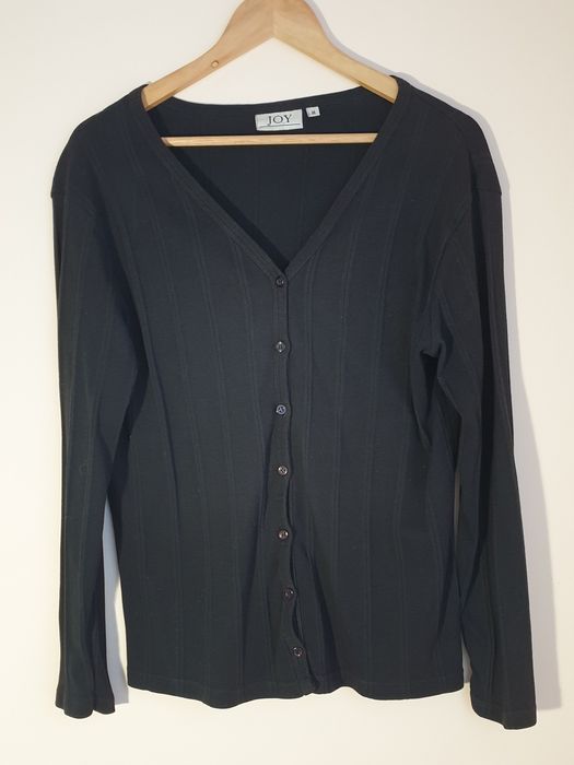 Czarny sweter zapinany na guziki