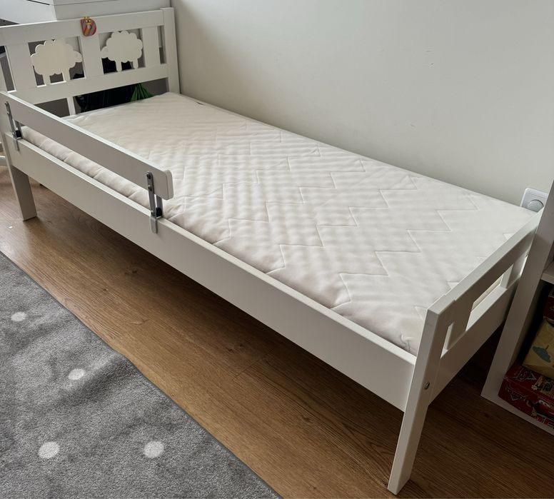 Cama c/estrado ripas com colchao.