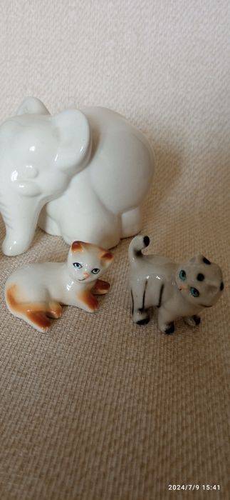 Figurki porcelanowe z PRL-lu
Stare figurki porcelanowe. Bez uszkodzeń.