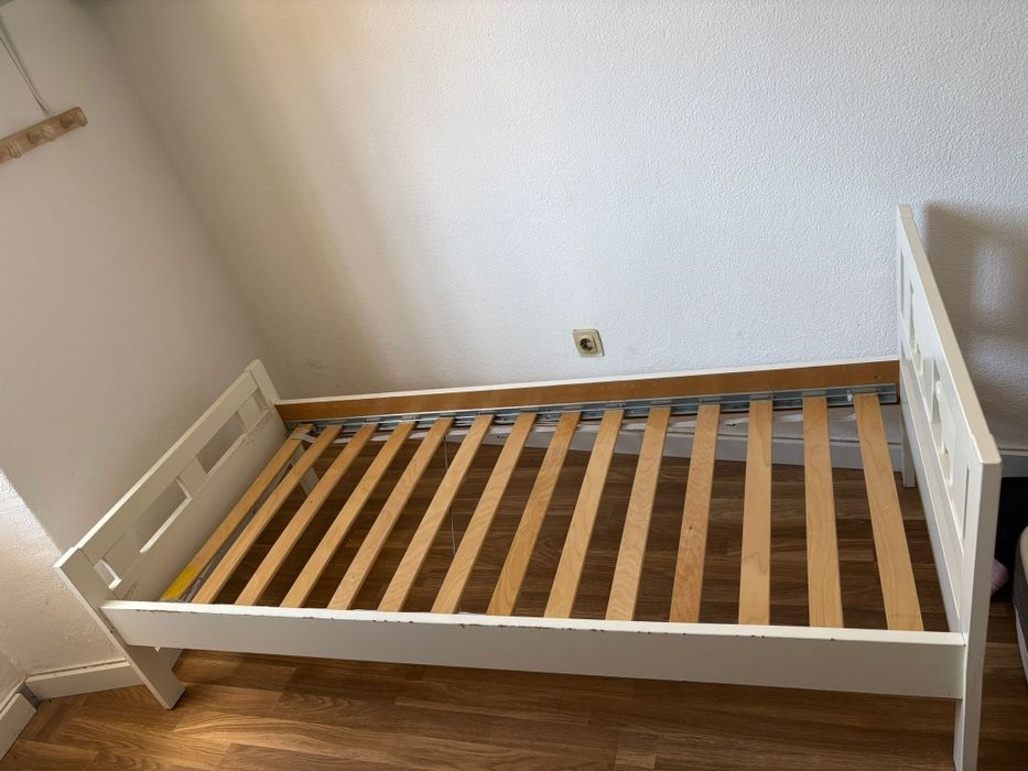 cama de criança com colchão