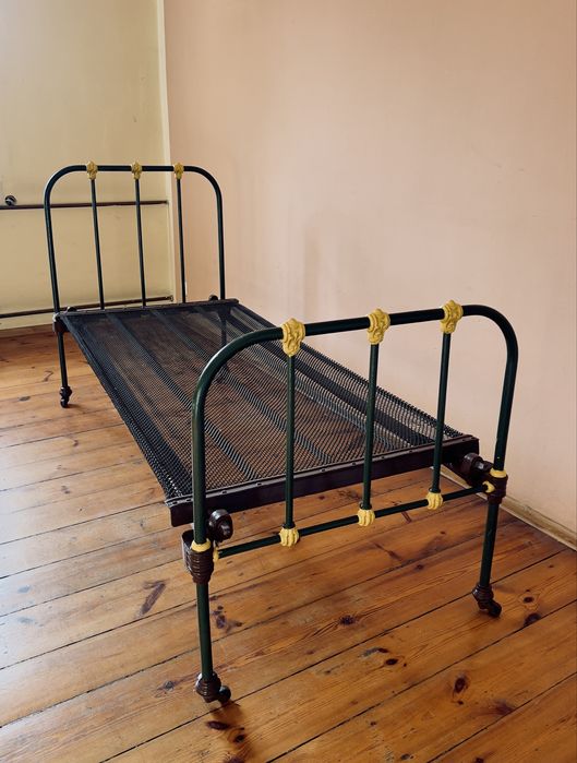 Przedwojenne metalowe składane łóżko; kompletne;  198x82cm; bd