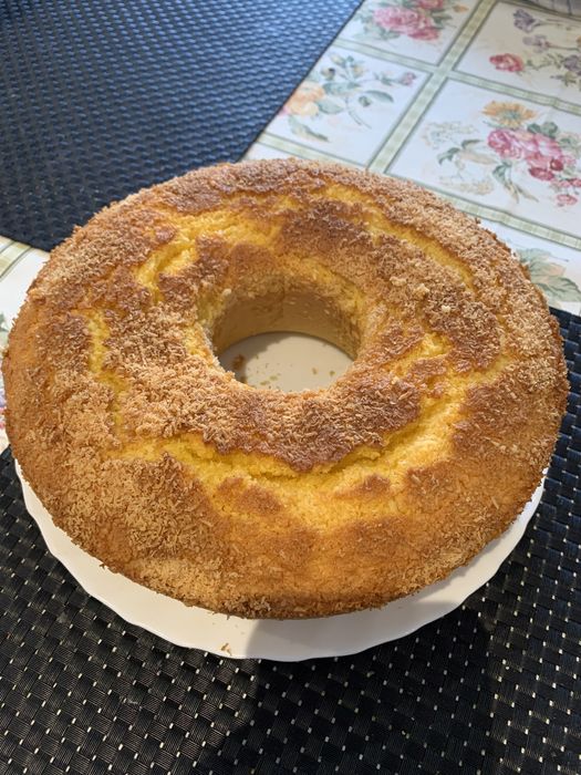 Bolo caseiros, pudim de leite e torta de frango