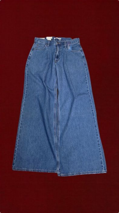 Джинси Levi’s.