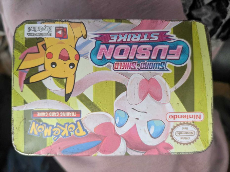 Pokemon cards da sword & shield fusion strike box