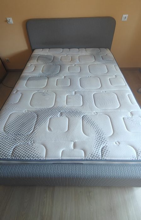 Cama com estrado e colchão 1.90x1.40