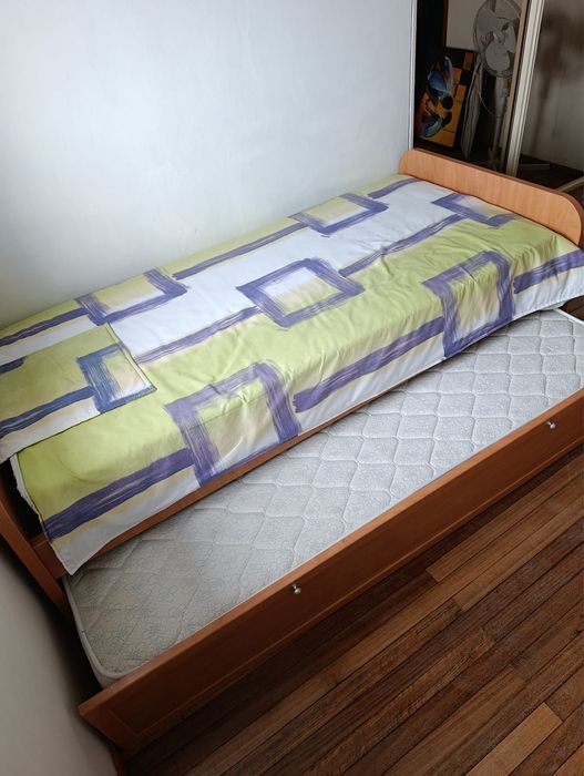 Cama de solteiro com gaveta e cadeira