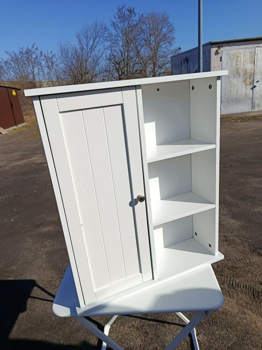 Biała szafka wisząca