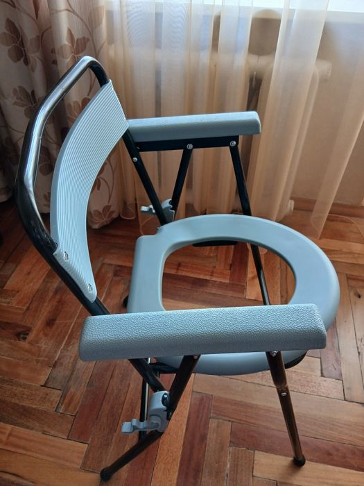 Крісло-стілець з санітарним оснащенням нерегулюване за висотою.