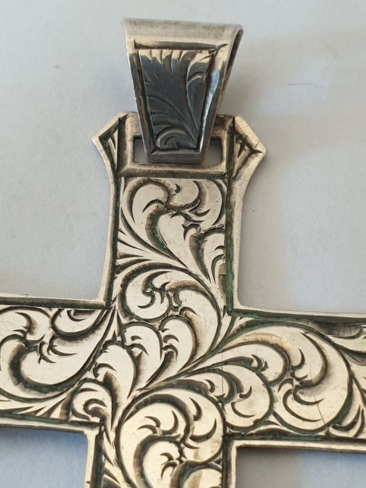 Fantástico grande pendente crucifixo vintage em prata