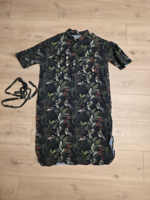 Sukienka szmizjerka w egzotyczne ptaki i liście z paskiem